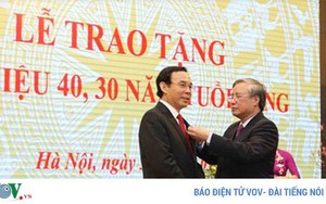 Trao Huy hiệu 40 năm tuổi Đảng cho Chánh Văn phòng TW Nguyễn Văn Nên