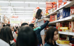 'Choáng' với cảnh siêu thị ở Hà Nội kín đặc người ngày cuối năm, khách trèo lên cả kệ hàng để mua sắm