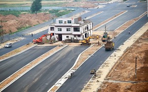 Trung Quốc: Kỳ lạ những ngôi nhà '4 mặt tiền' lọt thỏm giữa cao tốc