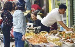 Ngày cuối cùng của năm, chợ Hàng Bè tất bật hơn bao giờ hết khi đi một lượt là mua đủ cả Tết