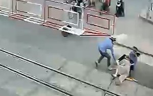 Hai nữ nhân viên gác chắn cứu cụ bà trước mũi tàu hỏa