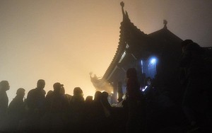 Hàng ngàn người dân đội mưa phùn trong giá rét, hành hương lên đỉnh Yên Tử trong đêm
