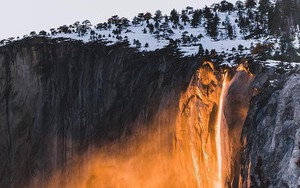 Hiện tượng "thác lửa" ở Mỹ khiến dân tình đổ xô đến chụp ảnh dù đường ngập tuyết tận hông