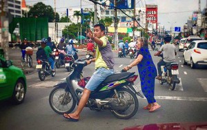 'Bao đồng' như người Sài Gòn: Thấy bà cụ khệnh khạng đẩy xe lăn qua đường, thanh niên vác luôn xe máy ra làm lá chắn