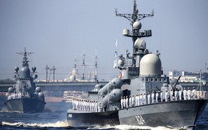 Quân đội Nga "chết đứng" vì cấm vận, TT Putin đang "phô trương thanh thế"?
