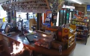 Video: Tên cướp táo tợn tấn công cửa hàng, châm lửa đốt khách hàng