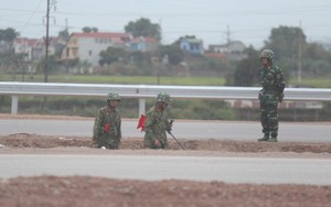 Đường Hà Nội - Lạng Sơn cứ 2 km lại có một tốp công binh dò mìn