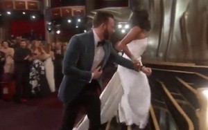 Khoảnh khắc gây sốt tại Oscar 2019: Chàng đội trưởng Mỹ Chris Evans xứng đáng "ẵm giải" quý ông dễ mến nhất!