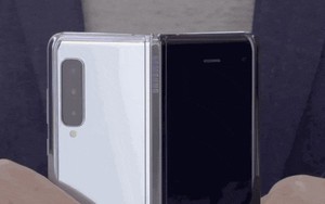 Samsung tung clip trên tay thực tế Galaxy Fold: Nhỏ gọn như một cuốn sổ tay