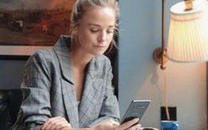 Chuyên gia thời trang nói gì về Galaxy S10: "Đàn ông sẽ có thêm một chiêu ga-lăng độc nhất để đốn tim phái đẹp!"