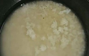 Nhìn chiếc nồi cơm điện gạo mới trộn lẫn với cơm cũ, váng mỡ nổi lềnh phềnh, dân mạng tò mò nhan sắc nữ chủ nhân