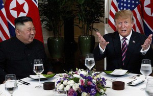 Tổng thống Trump đề nghị phóng viên chụp mình và Chủ tịch Kim thật 'bảnh' trong bữa ăn tối