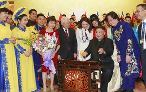 Chủ tịch Triều Tiên Kim Jong-un vui vẻ đánh thử đàn bầu, đàn K'lông pút