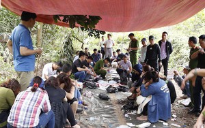 Khởi tố 17 kẻ đánh bạc trên đồi, nhảy xuống hố ẩn nấp khi bị công an đột kích