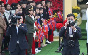 Chùm ảnh phóng viên Triều Tiên lặng lẽ chuyên tâm tác nghiệp tại Việt Nam