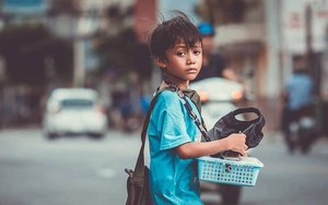 Cậu bé bán vé số lạc quan, 3 hộp xôi đậu giá 10 ngàn và câu chuyện về tính hào sảng của người Sài Gòn