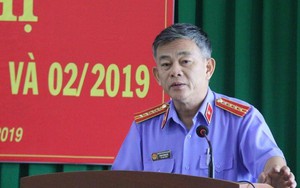 Nguyên giám đốc bệnh viện được đình chỉ điều tra... vì có nhiều Bằng khen?