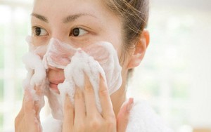 7 cách rửa mặt sai cách gây hại da