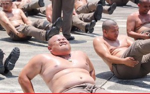 Hài hước chuyện cảnh sát 'béo phì' được gửi vào trại huấn luyện để 'đánh bay mỡ bụng'