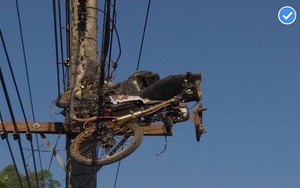 Tai nạn hài hước khiến xe máy... bay lên cột điện