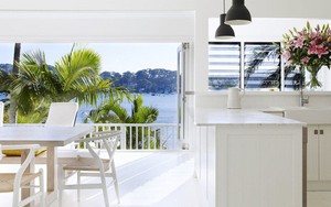 Góc ghen tị: Ngôi nhà trắng bên bờ biển với tầm nhìn tuyệt đẹp khiến ai thấy cũng mê mệt