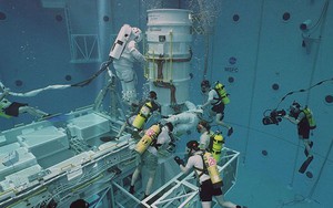 Cận cảnh bể bơi 23 triệu lít nước phục vụ huấn luyện phi hành gia NASA
