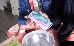 Thử nghiệm khắc nghiệt: Ngâm Galaxy S10 dưới nước ở độ sâu 1m5, đun sôi và đóng băng trong nitơ lỏng