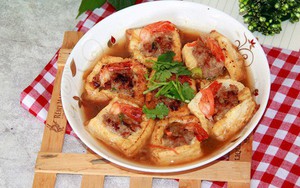 Tôi có món tủ là đậu phụ nhồi tôm thịt, ai đến nhà dùng cơm cũng muốn được ăn