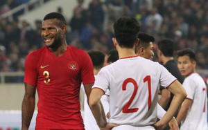 Hài hước nhìn cầu thủ "ông chú" U23 Indonesia cố gắng bắt chuyện làm thân với Đình Trọng