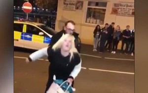Video: Người phụ nữ say rượu lắc hông để trêu ghẹo nam cảnh sát