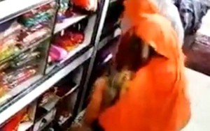 Video: Ba phụ nữ phối hợp đánh lừa chủ cửa hàng để ăn trộm quần áo