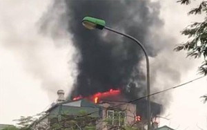 Tòa nhà 5 tầng trên phố Hà Nội bốc cháy ngùn ngụt lúc sáng sớm