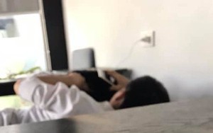 Khách hàng nổ đom đóm mắt với cặp đôi ôm ấp, hôn hít nhau ngay tại quán trà sữa, nhắc nhiều lần chẳng thèm thưa