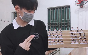 Sơ đồ lớp in trên giấy xưa rồi, giờ phải có hẳn mô hình dán ảnh từng thành viên mới chất!