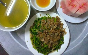 Mâm cơm bị chê ỏng chê eo chỉ vì đĩa dưa hấu, vợ trẻ lên tiếng giải thích khiến chị em vỡ lẽ
