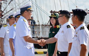 Hải quân Singapore đón Tàu buồm 286 Lê Quý Đôn cập cảng Changi