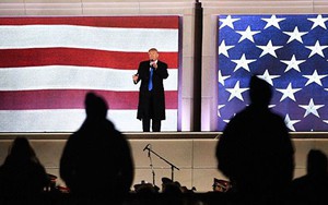 Lên bục phát biểu, ông Trump bất ngờ bị ném điện thoại