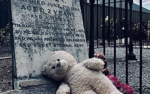 Bí ẩn thú bông và đồ chơi xuất hiện đều đặn trước ngôi mộ cậu bé 2 tuổi qua đời từ 134 năm trước