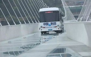 Trung Quốc: Lái xe buýt qua cầu kính khổng lồ để chứng minh độ an toàn của cây cầu