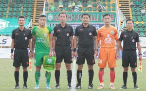 Trọng tài Đặng Đức Toàn bị treo còi vì... rút nhầm thẻ