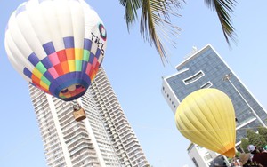 Du khách hào hứng trải nghiệm bay khinh khí cầu bên bờ biển Đà Nẵng