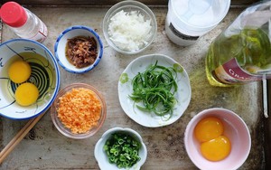 Chỉ làm một thao tác này thôi, món cơm chiên trứng của bạn lúc nào cũng vàng ươm thật đẹp mắt