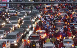TP HCM sau trận mưa đầu mùa: Đường ngập, xe cộ kẹt cứng
