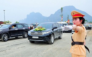 Ảnh: Nữ cảnh sát xinh đẹp phân luồng giao thông trong Đại lễ Vesak 2019 tại chùa Tam Chúc