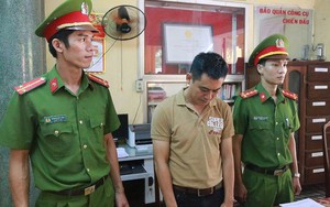 Bu bám vào ô tô của cặp đôi đang tâm sự, một người tử vong