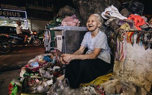 Đời buồn của cụ bà bán hàng rong sống cạnh nhà vệ sinh công cộng ở Hà Nội: 'Ngày xưa lăn lộn nuôi con, nhưng chúng nó lần lượt ra đi hết rồi...'