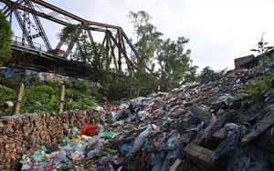Kinh hãi bãi rác thải khổng lồ dưới chân cầu trăm tuổi Long Biên