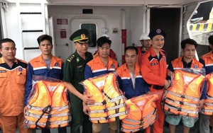 17 tiếng xuyên đêm cứu nạn 5 ngư dân gặp nạn trên biển