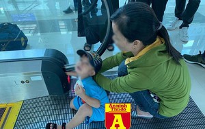 Bé trai bị kẹt tay vào thang cuốn tại sân bay Phú Quốc