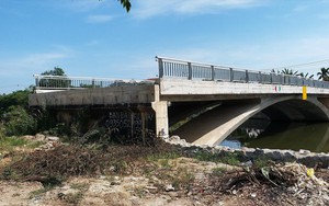 Cầu 32 tỷ đồng “lọt” giữa sông